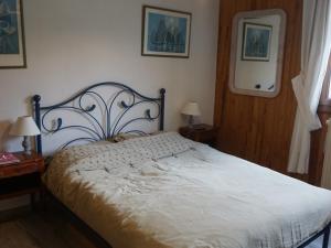 T3 60m² 6/7 pers à 50m des pistes, animaux acceptés, linge inclus hiver - FR-1-636-222 في أورسيير: غرفة نوم بسرير كبير مع لحاف أبيض