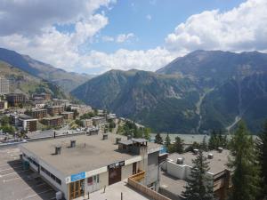 T3 60m² 6/7 pers à 50m des pistes, animaux acceptés, linge inclus hiver - FR-1-636-222 في أورسيير: اطلالة على مدينة فيها جبال في الخلفية