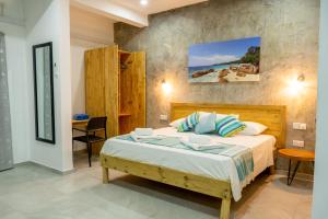 una camera da letto con un letto, un tavolo e una scrivania di VincVilla a Anse Possession