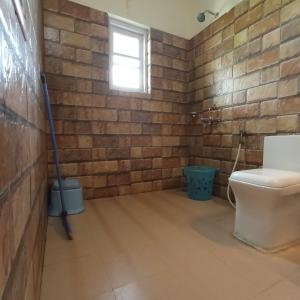 Bilik mandi di Raahi Cottages Mukteshwar
