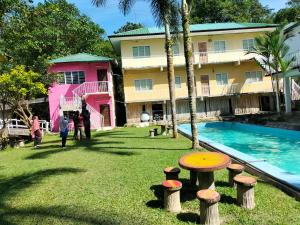un resort con piscina e un edificio di Iman D'Semungkis Resort & Training Center Hulu Langat a Hulu Langat