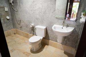 Kúpeľňa v ubytovaní Lanta Andaleaf Bungalow - SHA Extra Plus