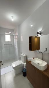 y baño con aseo, lavabo y ducha. en Casa em Floripa - 200m da praia, en Florianópolis