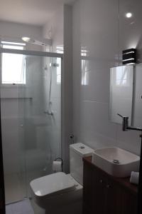 uma casa de banho com um chuveiro, um WC e um lavatório. em Casa em Floripa - 200m da praia em Florianópolis