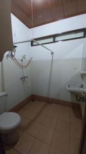 Salle de bains dans l'établissement Pirerukafu Villa's - Villa Tipe Thailand di Kota Bunga Puncak