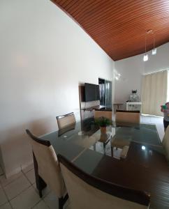 een woonkamer met een eettafel en stoelen bij CASA COM PISCINA EM ÁREA NOBRE in Boa Vista