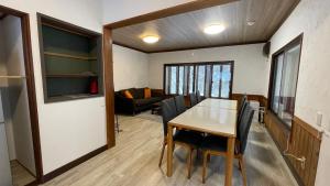 a dining room and living room with a table and chairs at ZU-THONES HAKUBA ANNEX in Yotsuya