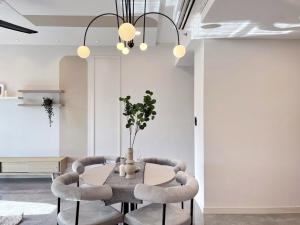 The Ooak Suites and Residence@ Kiara 163 في كوالالمبور: غرفة طعام مع طاولة وكراسي