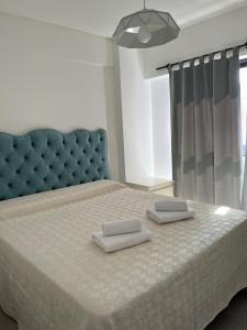 una camera con un letto blu con due cuscini sopra di DEPARTAMENTO DAIAN I a Salta