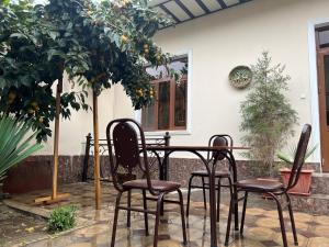 une table et des chaises devant une maison dans l'établissement SAMARKAND AMIRA, à Samarcande