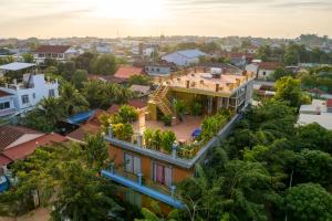 een luchtfoto van een huis in een stad bij Nina Angkor Residence in Siem Reap