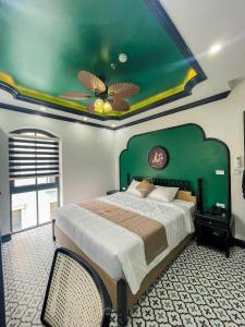 um quarto com uma cama grande e uma ventoinha de tecto em THE SEA HOTEL 14 em Ha Long