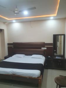 sypialnia z łóżkiem i lustrem w pokoju w obiekcie Hotel Anmol w mieście Ambikāpur