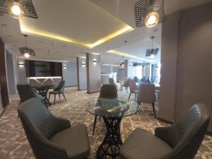 苏尔苏尔酒店的大楼内带桌椅的等候室