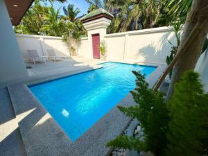 a swimming pool in the middle of a yard at View Talay Villas - Luxury, 2 Bedroom - private pool villa, 500m from Jomtien beach - VTV 86 in Jomtien Beach