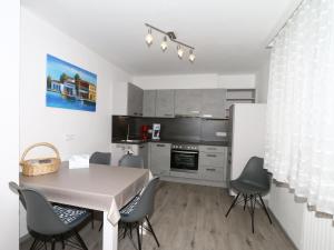 uma cozinha e sala de jantar com mesa e cadeiras em Holiday flat, Axams em Innsbruck