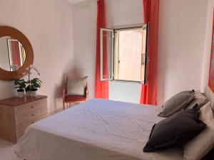 A bed or beds in a room at Casa Viola di Maria Gabriella, San Vito a 25 minuti da Costa Rey e Villasimius