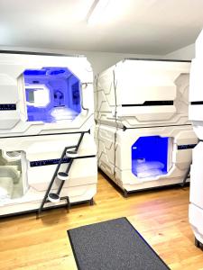 Space Home Apartment - Prater في فيينا: غرفة بسريرين كبار بيض