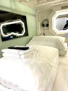 Space Home Apartment - Prater في فيينا: غرفة نوم بسرير وملاءات بيضاء ونافذة