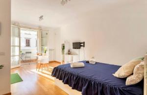 a bedroom with a large blue bed in a room at Florence Green Apartment in Florence