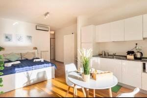 Il comprend une cuisine et une chambre avec un lit et une table. dans l'établissement Florence Green Apartment, à Florence