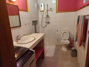 a bathroom with a sink and a toilet at Casa Minha Backpackers Hostel in Dili