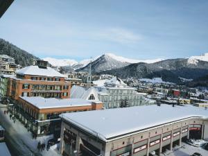 una ciudad con nieve en los tejados de edificios en Holiday Apartment Davos Residence en Davos