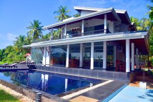 una casa con piscina frente a una casa en MARGOSA MOUNTAIN VILLA en Galewela