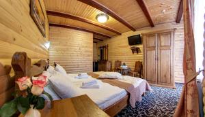 1 Schlafzimmer mit 2 Betten in einem Zimmer in der Unterkunft Villa Elena SPA & Resort in Bukowel
