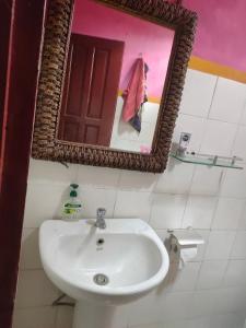 Uma casa de banho em Casa Minha Backpackers Hostel