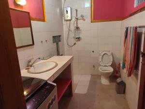 um banheiro com pia e vaso sanitário em Casa Minha Backpackers Hostel em Dili