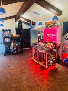 une chambre avec plusieurs machines d'arcade dans l'établissement Sandy Toes Beachfront Condo, à Daytona Beach