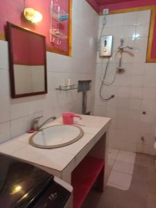 Uma casa de banho em Casa Minha Backpackers Hostel