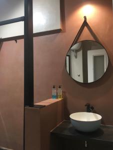 bagno con lavandino e specchio di Esposizione Roof a Roma