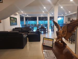 una sala de estar con una estatua de un águila sobre una mesa en MARGOSA MOUNTAIN VILLA en Galewela