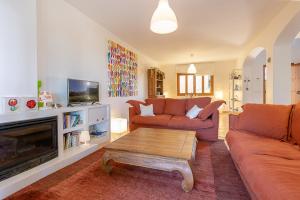 uma sala de estar com dois sofás e uma mesa de centro em Townhouse Sonrisa by Homevillas360 em Artà
