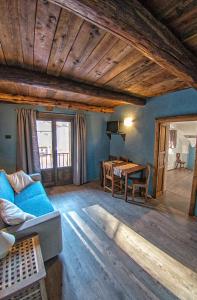 a living room with a couch and a table at Agriturismo Rivet d'Or in Pragelato