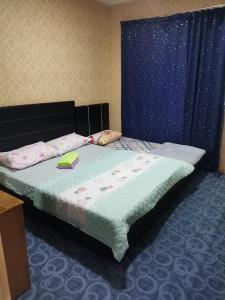 ein Schlafzimmer mit einem Bett mit einem Buch darauf in der Unterkunft Elaine @ Home Stay in Kota Kinabalu