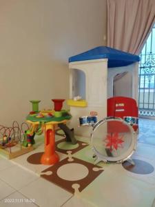 Habitación de juguete con mesa y espejo en Embun Bayu Musliim homestay en Rawang