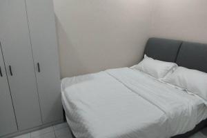 Ένα ή περισσότερα κρεβάτια σε δωμάτιο στο Embun Bayu Musliim homestay
