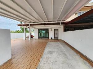 una stanza vuota con pavimento in legno e soffitto di Embun Bayu Musliim homestay a Rawang