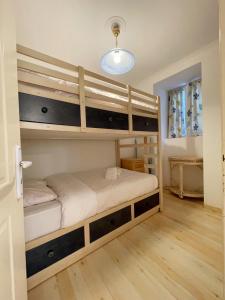Poschodová posteľ alebo postele v izbe v ubytovaní Flora in Nafplia