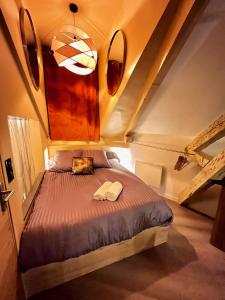 Posteľ alebo postele v izbe v ubytovaní Romain - Appartement à Reims + 2 fotografie