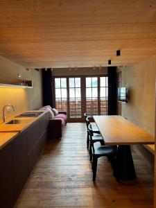 TV a/nebo společenská místnost v ubytování YETI Design mountain apartments