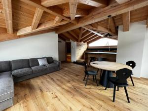 Posezení v ubytování YETI Design mountain apartments + 26 fotografií