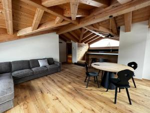 un soggiorno con divano e tavolo di YETI Design mountain apartments a Valdidentro