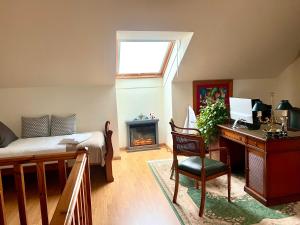 a bedroom with a bed and a desk with a computer at Los Sauces, adosado a 10 minutos de Oviedo y 15 de Gijon in Llanera +53 photos