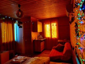 Habitación pequeña con cama y cocina en sweet village, en Tskaltubo