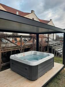 un bain à remous installé au-dessus d'une terrasse dans l'établissement Badacsony Loft, à Bytom