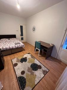 Schlafzimmer mit einem Bett, einem Schreibtisch und einem Teppich in der Unterkunft Private Room in Istanbul #8 in Istanbul